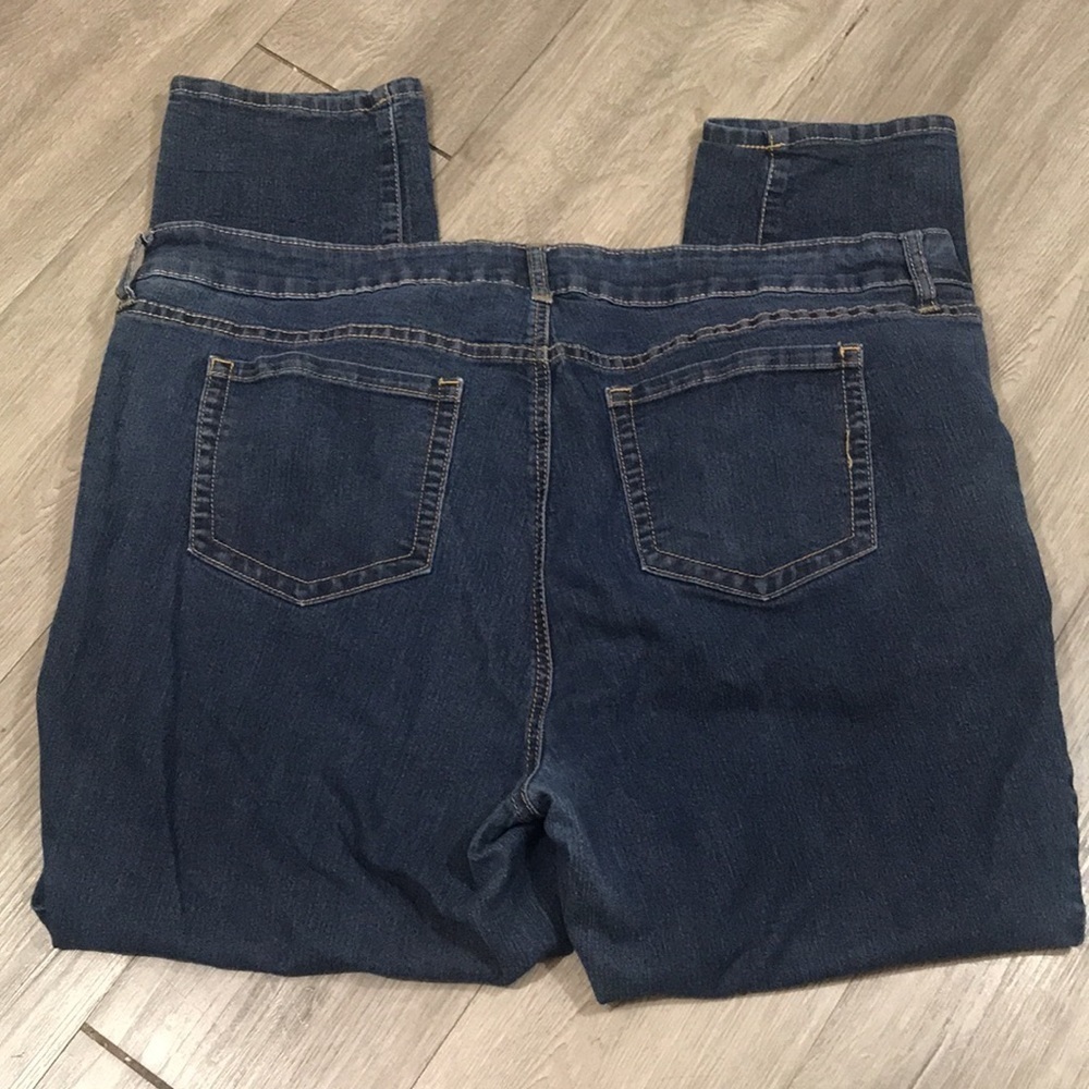 Torrid Medium Wash Straight Leg Mid-Rise Jeans           size 20s - Picture 2 of 7